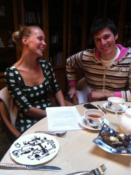 Молодая мамочка Глюкоза появилась на людях без макияжа