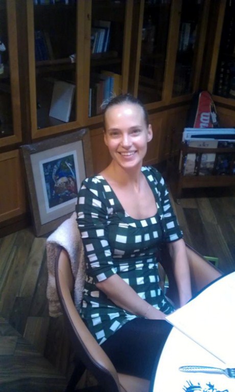 Молодая мамочка Глюкоза появилась на людях без макияжа