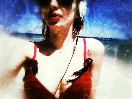 Светлана Лобода в откровенном бикини нежится на пляже Сардинии!