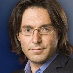 На Андрея Малахова напал разъяренный гость «Пусть говорят»: мордобой в прямом эфире!