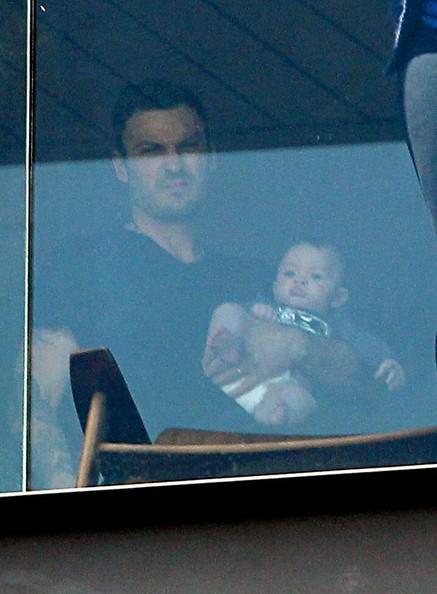 297061Brian Austin_Green_holds_baby_Noah_Rio_Y03U8t8_VIHl
