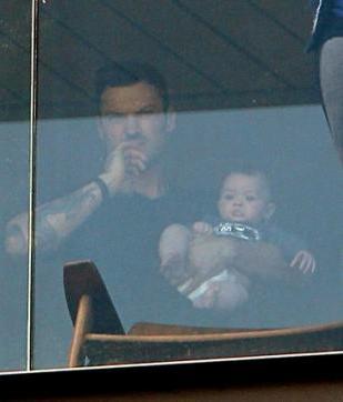 724418Brian Austin_Green_holds_baby_Noah_Rio_9p5_p61dsTWl