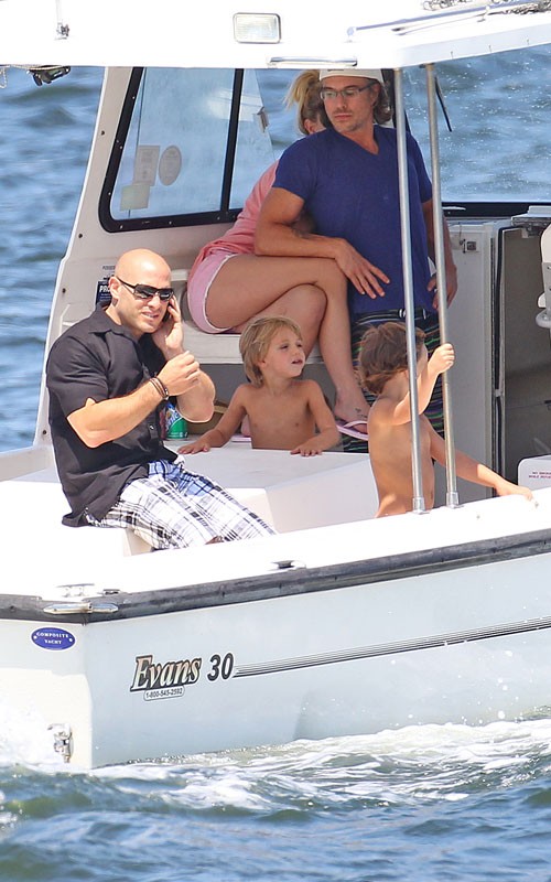 Бритни Спирс отдыхает на яхте вместе Травиком и детьми