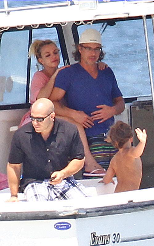 Бритни Спирс отдыхает на яхте вместе Травиком и детьми