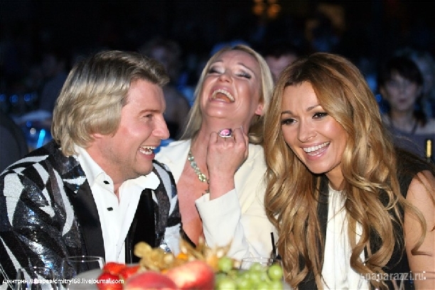 Коля Басков развлекал Анастасию Волочкову на PEOPLE AWARDS 2011