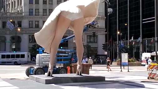 Памятник Мэрилин Монро – гигантские ноги в центре Чикаго!