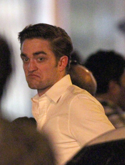 паттинсон получил тортом по лицу