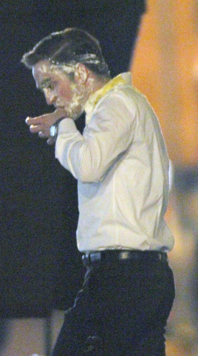 паттинсон получил тортом по лицу