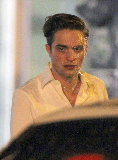 паттинсон получил тортом по лицу