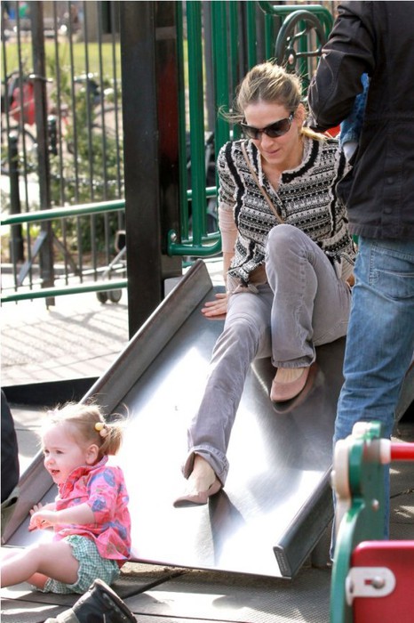 Сара Джессика Паркер и ее милые близняшки гуляют в парке (фоторепортаж)