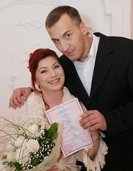 Скандал  муз Розы Сябитовой подал на развод