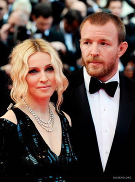 Режиссёр Гай Ричи был готов на всё ради Мадонны – он даже лишился части мужского достоинства   Немало найдётся мужчин, готовых ради любимых женщин пойти «на всё», если, конечно, это «всё» не включает в себя «мужское достоинство». По сообщению издания New-Yorker, ссылающегося на слова духовной наставницы Мадонны Карен Берг, английский режиссёр Гай Ричи, так любил свою супругу Мадонну, что ради её религиозных убеждений (певица является приверженкой каббалы) согласился на хирургическую операцию – сделал себе обрезание.  По утверждению Берг, Мадонна относится к примерным каббалисткам – свято чтит шаббат, что проявляется в её постоянных выходных по субботам, вкушает кошерную пищу, подвергла обрезанию своего сына  и, как теперь выяснилось, бывшего супруга (само собой разумеется, когда тот был ещё в статусе действующего мужа).  Кстати, Мадонна, бывшая рьяной католичкой, впервые узнала, что такое каббала, на одном из ужинов в Лос-Анджелесе, когда вынашивала Лурдс.  Певица вышла замуж за Гая Ричи в конце 2000 года, через четыре месяца после появления на свет их сына Рокко. Свадьбу отгуляли в старинном замке в Шотландии. Супружеская жизнь пары длилась восемь лет. Сначала они прилюдно объявили, что больше не будут жить вместе, а вскоре последовал и официальный развод.  На сегодняшний день 52-летняя Мадонна очень заботится о своей внешности и весьма критично к ней относится.  На ежегодный Бал Института костюма, устроенный в Нью-Йоркском музее «Метрополитен» она явилась в облегающем шёлковом голубом платье, которое произвело на всех окружающих потрясающее впечатление. Наряд сотворила дизайнер Стелла Маккартни, украсив его сзади целым каскадом серебристых звёзд. Но на вопрос журналиста одного из телеканалов об ощущениях, испытуемых певицей этим вечером, она неожиданно ответила в микрофон, что чувствует себя толстой.  Окружающие так и не поняли, было ли это шуткой или поп-диву в самом деле беспокоит собственный вес. Портал tsn.ua напоминает, что какое-то время назад Мадонна стала подвергаться критике за жилистые руки и чересчур накачанную фигуру, что было вызвано изнуряющими тренировками в спортзале. После этого певица распрощалась с Трейси Андерсон, своим тренером. 