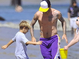 Пока Виктория Бекхэм готовится к родам, Дэвид раздевается на пляжах