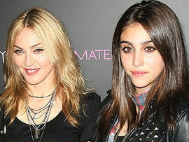 Мадонна спела вместе с дочкой 