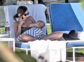 Как выглядят голливудские мамочки на пляже? 