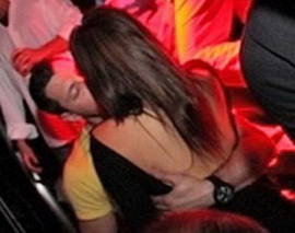 Вместо того чтобы сделать выбор на шоу, главный холостяк страны целуется с другой девушкой! 