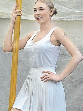 Оксана Акиньшина в тоске по неверному Алексею Воробьеву взялась за весло!   