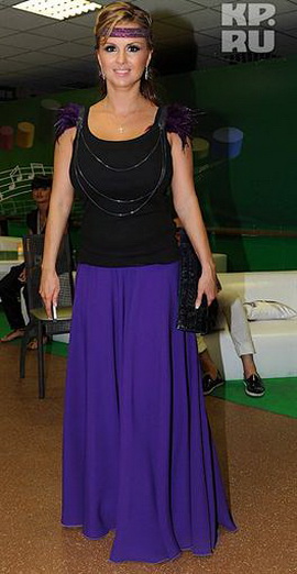 Анна Семенович решила уменьшить грудь!  Бывшая фигуристка и экс-солистка «Блестящих», а ныне певица, актриса и телеведущая Анна Семенович у многих пользуется успехом, и не в последнюю очередь в этом ей помогают её роскошные формы. Пресса не прекращает попыток выяснить, натуральная ли грудь девушки или нет, а во всевозможных «КВН»  и «камеди-клабах» только ленивый не изощряется по этому поводу.  Не удивительно, что такое назойливое внимание рано или поздно надоедает. Вначале Аня расстраивалась, потом начала отшучиваться – деваться-то ей некуда, шила в мешке не скроешь. А теперь певица изо всех сил старается отвлечь любопытные взгляды от шикарного бюста. В конце концов, у неё же и кроме него есть немало достоинств! На вручении премии «Муз-ТВ» Анна появилась в весьма занятном наряде, принципиально отличаясь от других артисток, которые предпочли мини и декольте. Чёрный, очень сдержанный топ, фиолетовая юбка до пола, «фонарики» из перьев на плечах и несколько цепочек на груди. Стилисты объяснили, что все подобные детали зрительно уменьшают объёмы. К примеру, за счёт цепочек скрадывается величина груди, и силуэт становится менее пышным. А «фонарики» из перьев визуально расширяют узкие плечи, переключают на себя внимание, отвлекая его от бюста.  Портал kp.ua полагает, что стилист Ани просто блестяще справился со стоявшей перед ним задачей. 