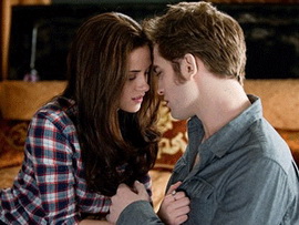  На аукцион выставят кровать с первого любовного свидания героев 