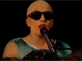 Леди Гага повыдергивала все свои волосы