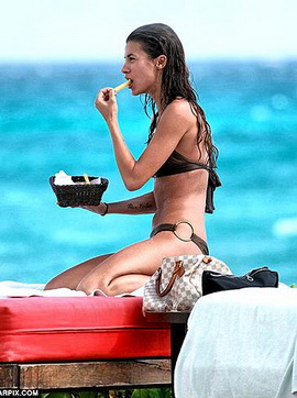 Невеста Джорджа Клуни на пляже: красотка, поглощающая картошку! 