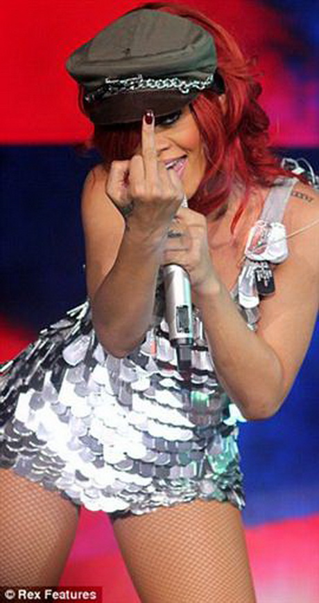 Рианна напилась прямо на сцене а потом показала средний палец публике