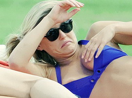 У красотки Бар Рафаэли слез купальник с груди