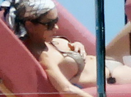 Похорошевшая Кэтрин Зета-Джонс загорает на яхте в бикини