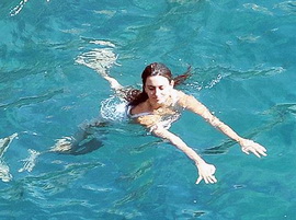 Пенелопа Крус первый раз после родов появилась на людях в купальнике  