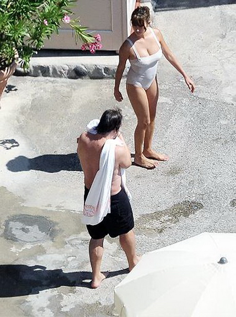 Пенелопа Крус первый раз после родов появилась на людях в купальнике  