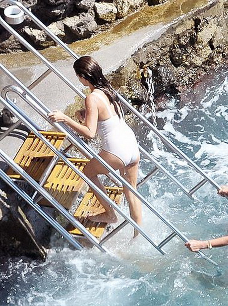 Пенелопа Крус первый раз после родов появилась на людях в купальнике  