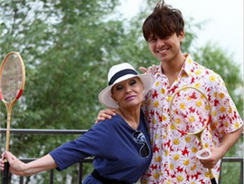 Престарелая российская актриса соблазнила молоденького певца! 