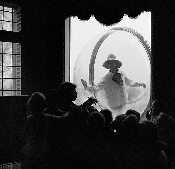 «Парижанка в пузыре» очаровала весь мир!