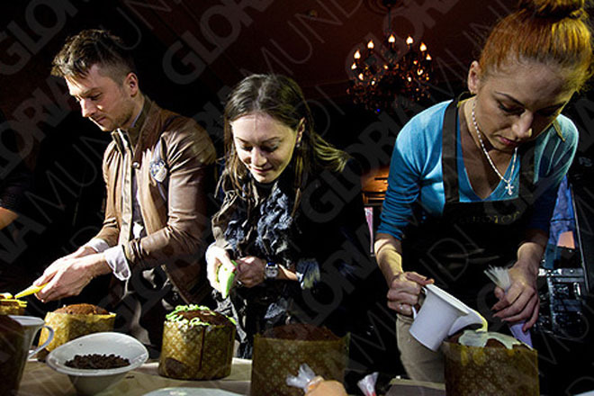 Звезды испекли куличи на Пасху - всех победил Сережа Лазарев (фото)