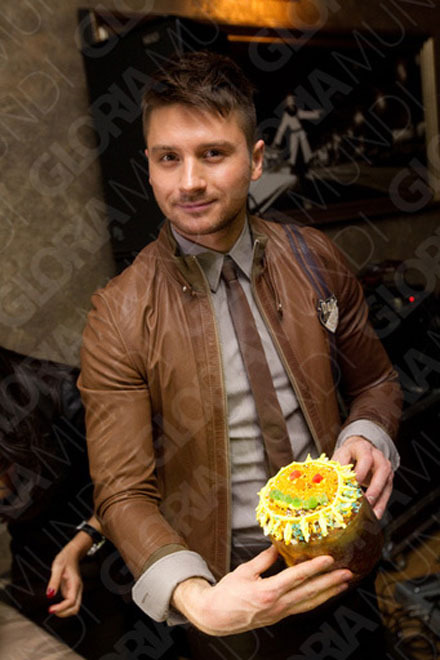 Звезды испекли куличи на Пасху - всех победил Сережа Лазарев (фото)