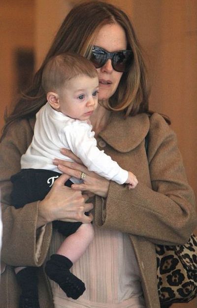 Четырехмесячный сын Траволты гуляет с мамой (фото)