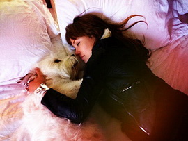 Оливия Уайлд не скрывает своих интимных отношений с собакой