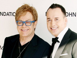 Элтон Джон с бой-френдом пример заботливых папочек 