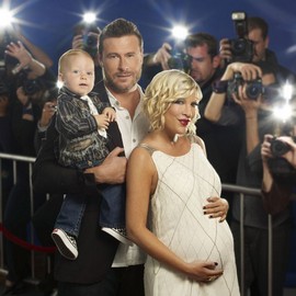 Беременную Тори Спеллинг папарацци довели до автокатастрофы