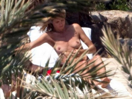 Хайди Клум оголила грудь на глазах у всего пляжа