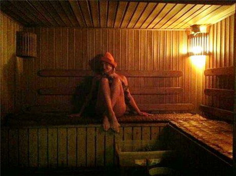  Анастасия Волочкова снова выложила в инете свои обнаженные фото в бане