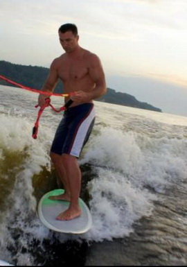 Владимир Кличко лихо рассекает Днепр 