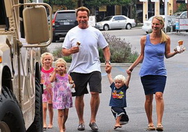 Арнольд Шварценеггер веселится в компании малолетних друзей