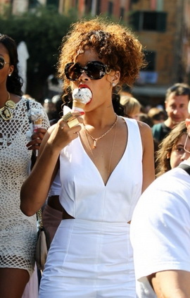 Рианна и Тина Кароль у кого язык длиннее