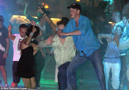 Пьяный принц Гарри одетым искупался в бассейне!