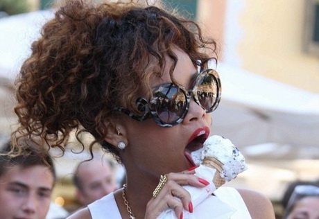 Рианна и Тина Кароль у кого язык длиннее