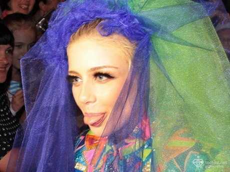 Рианна и Тина Кароль у кого язык длиннее