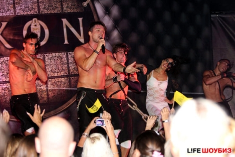 Сергей Лазарев целовался с поклонницами на глазах у Леры Кудрявцевой!