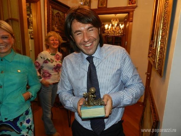 А может и не Малахов….Садальский не уверен, но на всякий случай сделал пометочку в своем блогге о нравственности ведущего. Вчера Андрей Малахов посетил спектакль «Валенок», где задействованы Садальский, Эппле и Васильева. После действа Садальский пригласил всю лихую компанию к себе домой. А чуть позже подробно описал вечеринку в своем блогге…. Итак, вот она – «Стасик – party»!: «После спектакля поехали ко мне. Как тележурналист и ведущий, мне Малахов нравится, а сама передача нет. Хотя если смотрю, то оторватся не могу)))) У Андрея есть то, чего нет у других ведущих: сострадание к своим героям. В обществе нет нравственных и духовных ценностей. Над церковью смеются, а свою жизнь нормально построить не могут. В Советские времена была нравственность и взаимоуважение, а сейчас вообще непонятно, что у нас за общество. Каждый сам за себя, выживает, как может. А сам Андрей Малахов, он как раз человек нравственный и умница. Утром не досчитался двух серебряных рюмок». Кстати говоря, есть версия, что рюмки умыкнул Владимир Устюгов. Садальский и сам не уверен…. 