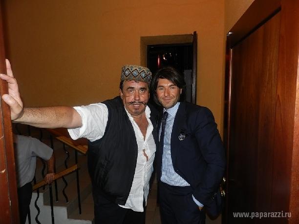 А может и не Малахов….Садальский не уверен, но на всякий случай сделал пометочку в своем блогге о нравственности ведущего. Вчера Андрей Малахов посетил спектакль «Валенок», где задействованы Садальский, Эппле и Васильева. После действа Садальский пригласил всю лихую компанию к себе домой. А чуть позже подробно описал вечеринку в своем блогге…. Итак, вот она – «Стасик – party»!: «После спектакля поехали ко мне. Как тележурналист и ведущий, мне Малахов нравится, а сама передача нет. Хотя если смотрю, то оторватся не могу)))) У Андрея есть то, чего нет у других ведущих: сострадание к своим героям. В обществе нет нравственных и духовных ценностей. Над церковью смеются, а свою жизнь нормально построить не могут. В Советские времена была нравственность и взаимоуважение, а сейчас вообще непонятно, что у нас за общество. Каждый сам за себя, выживает, как может. А сам Андрей Малахов, он как раз человек нравственный и умница. Утром не досчитался двух серебряных рюмок». Кстати говоря, есть версия, что рюмки умыкнул Владимир Устюгов. Садальский и сам не уверен…. 